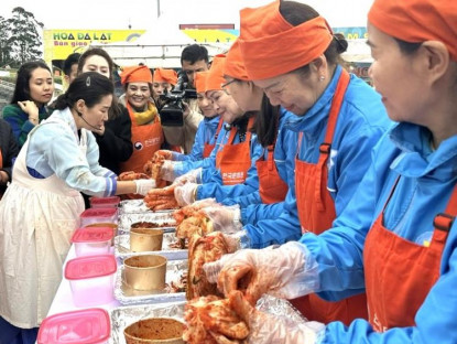  - Du khách háo hức trải nghiệm làm kim chi Hàn Quốc tại Đà Lạt