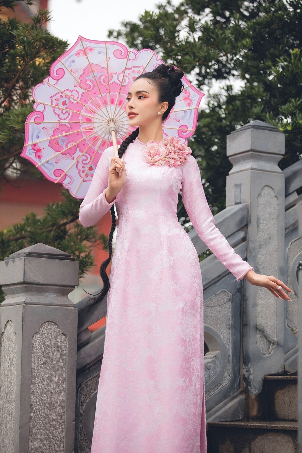 Á hậu Hạnh Nguyên khoe vai trần gợi cảm trong BST áo dài xuân của NTK Minh Châu - 1