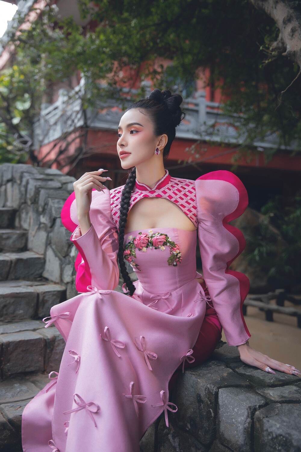 Á hậu Hạnh Nguyên khoe vai trần gợi cảm trong BST áo dài xuân của NTK Minh Châu - 2