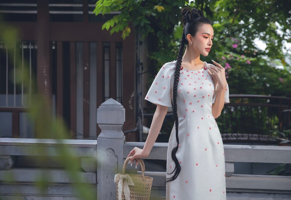 Á hậu Hạnh Nguyên khoe vai trần gợi cảm trong BST áo dài xuân của NTK Minh Châu - 3