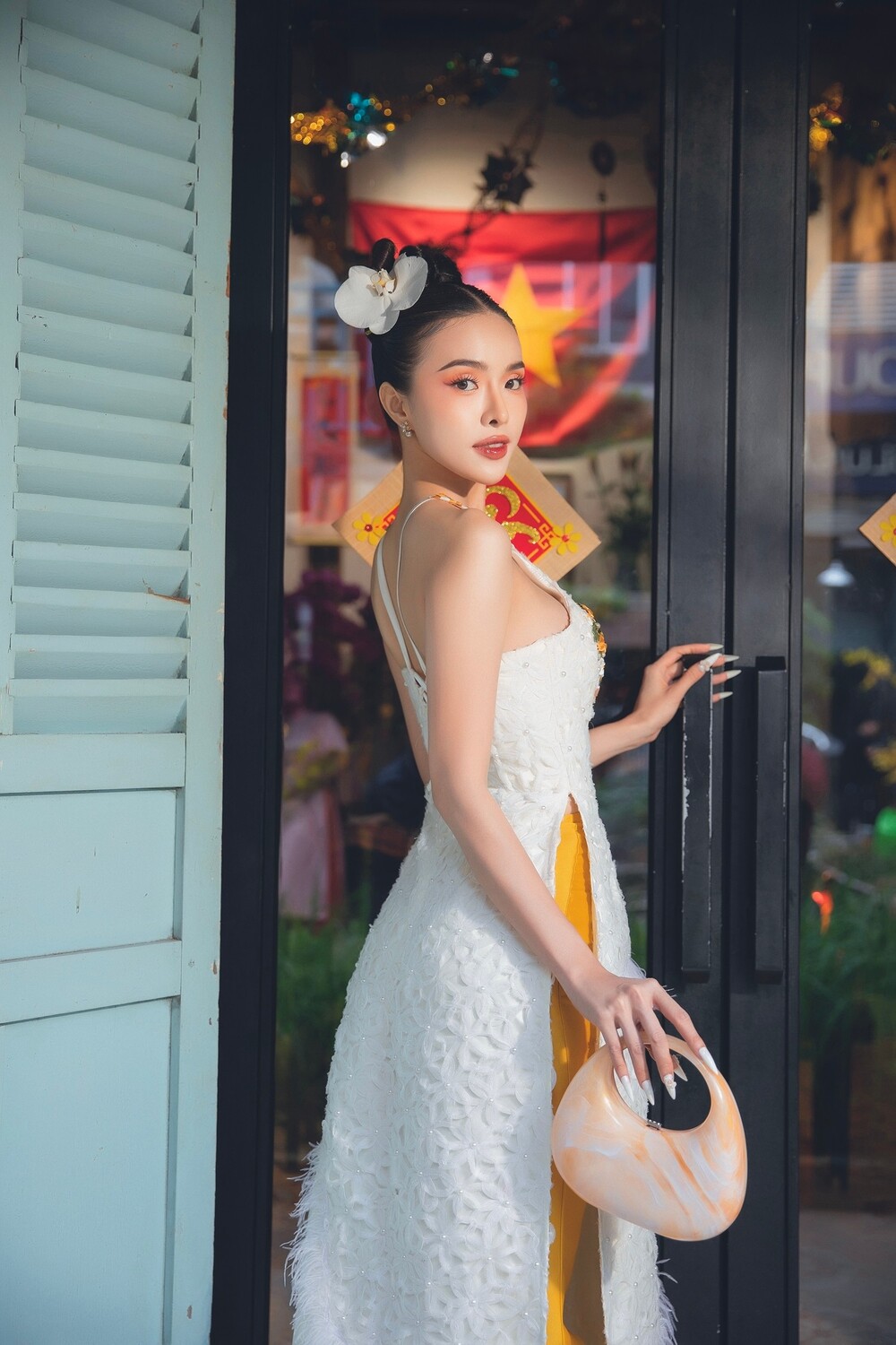 Á hậu Hạnh Nguyên khoe vai trần gợi cảm trong BST áo dài xuân của NTK Minh Châu - 4