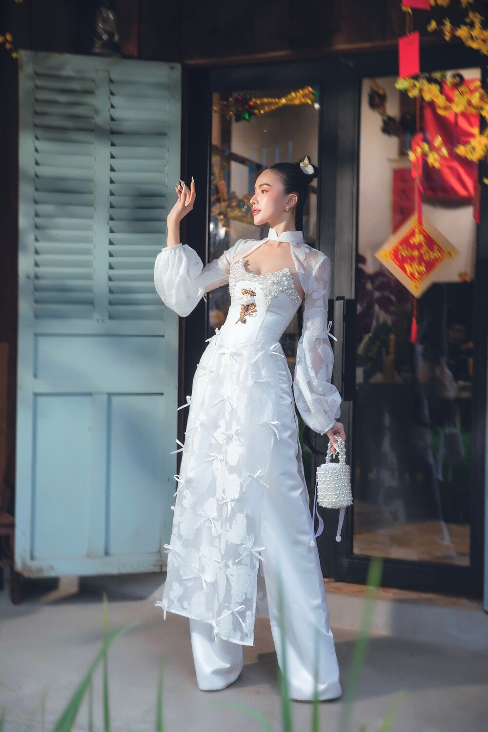 Á hậu Hạnh Nguyên khoe vai trần gợi cảm trong BST áo dài xuân của NTK Minh Châu - 5