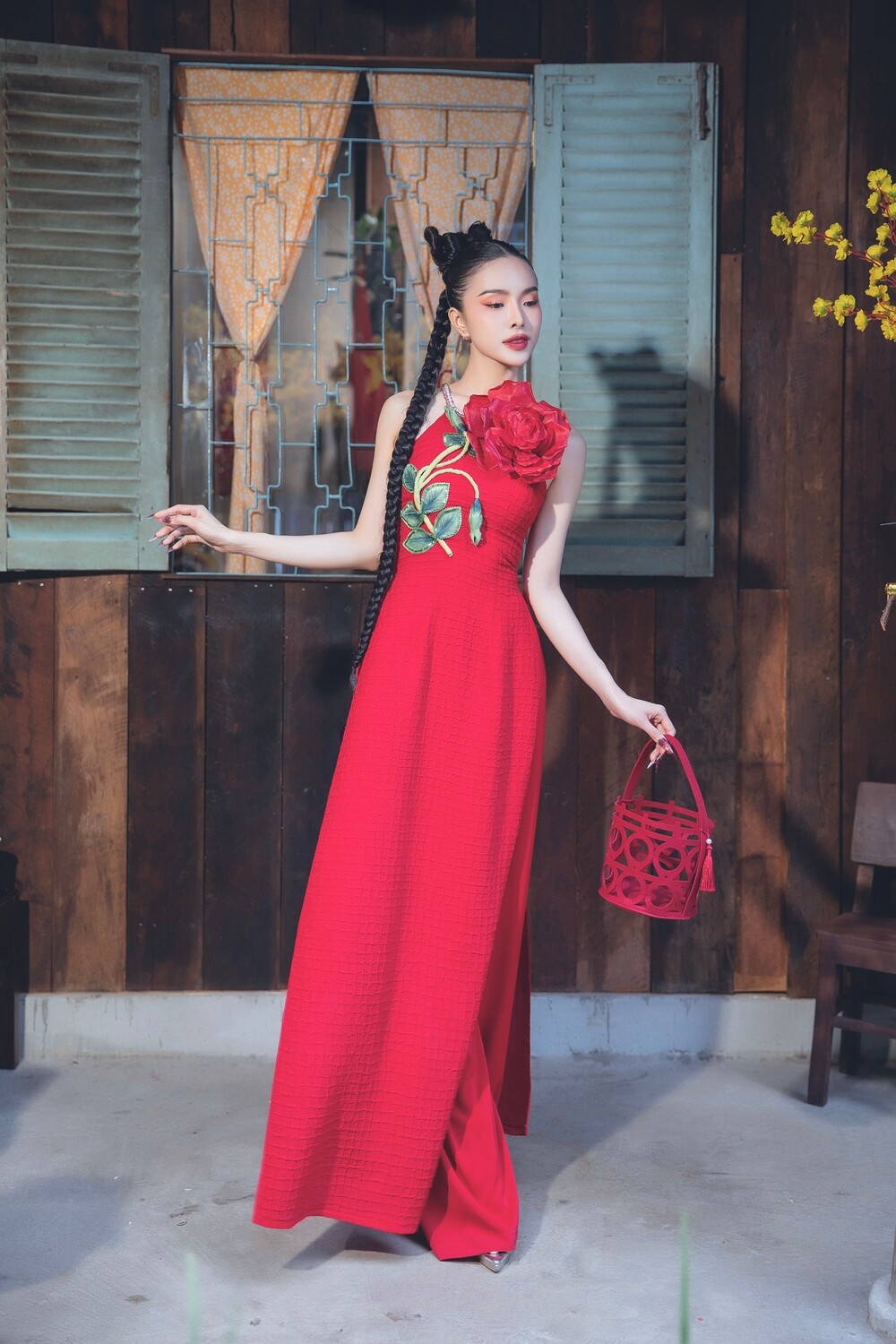Á hậu Hạnh Nguyên khoe vai trần gợi cảm trong BST áo dài xuân của NTK Minh Châu - 6