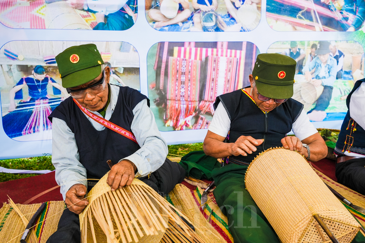 Làng văn hoá - du lịch cộng đồng Mơ Hra - Đáp rộn ràng ngày hội cồng chiêng - 12