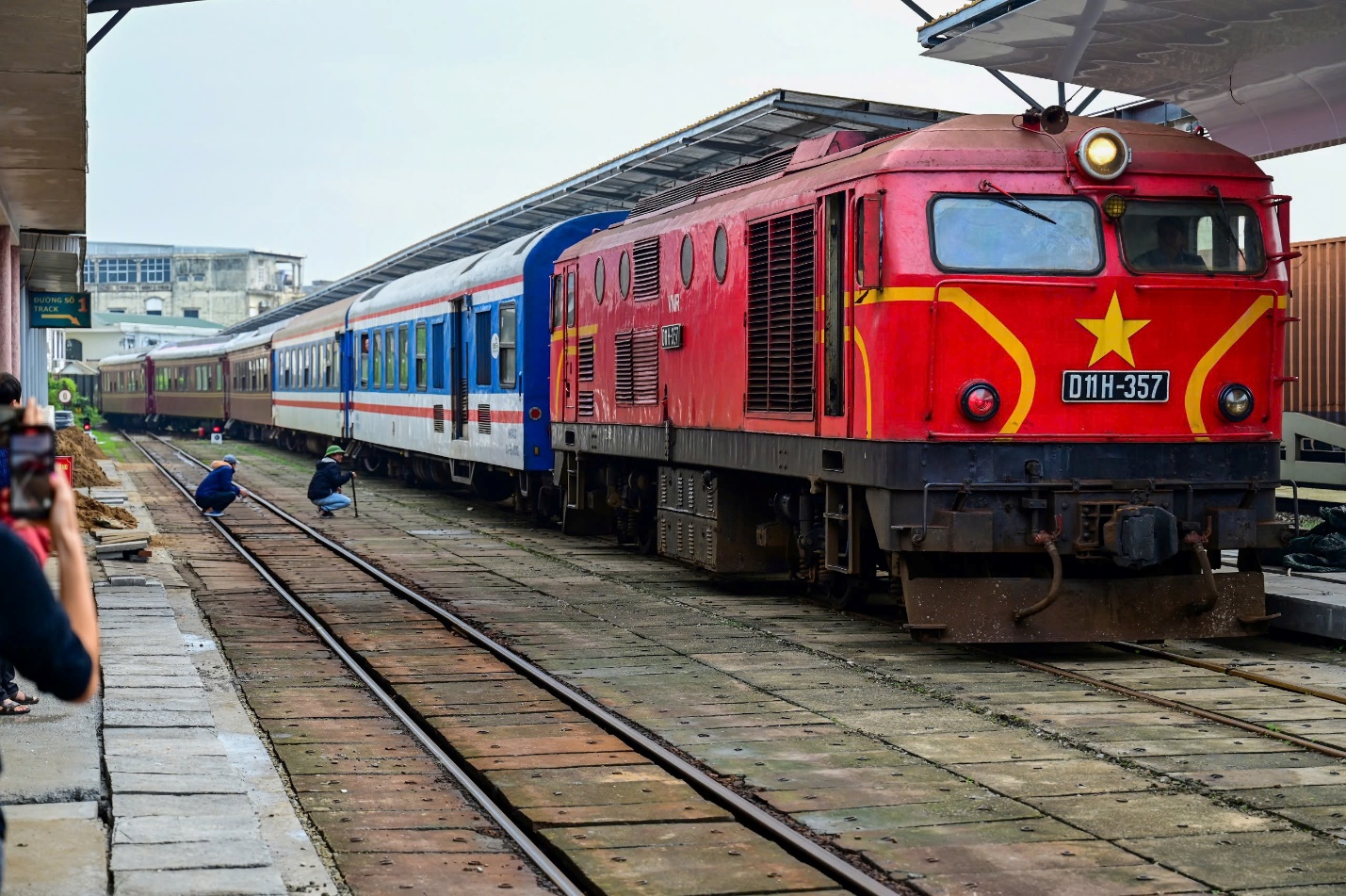 Đoàn tàu lửa hạng sang chở du khách xuyên Việt dừng ở Ga Huế - 1