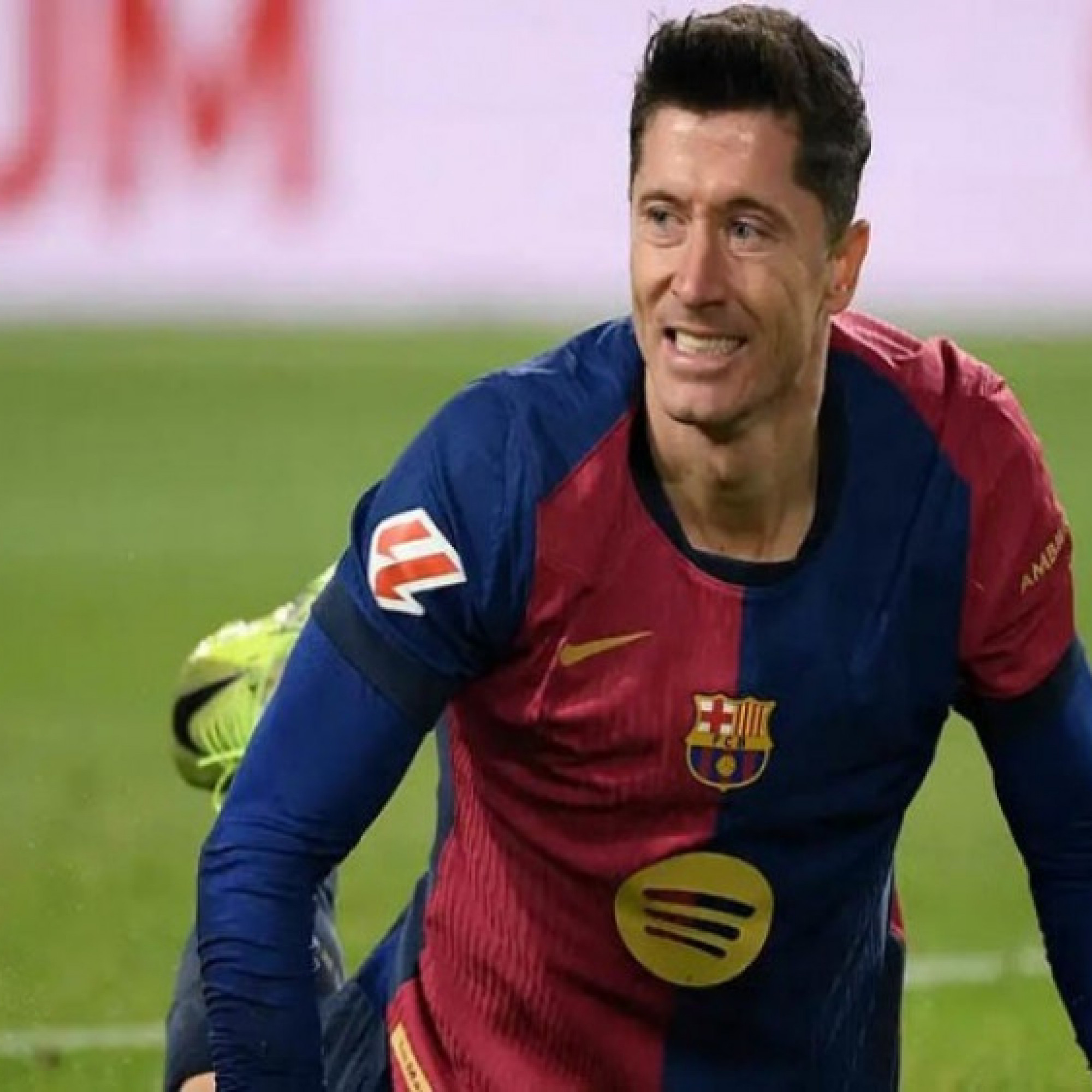  - Sao 20 tuổi "mắng" Lewandowski ngay trên sân, Barca cố gắng sửa chữa sai lầm