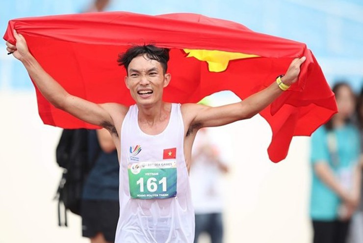 Nguyễn Thị Oanh, Hoàng Nguyên Thanh gây chấn động đường chạy marathon 2024 - 1
