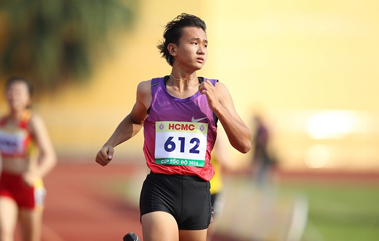 Nguyễn Thị Oanh, Hoàng Nguyên Thanh gây chấn động đường chạy marathon 2024 - 2