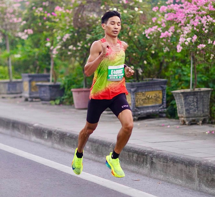 Nguyễn Thị Oanh, Hoàng Nguyên Thanh gây chấn động đường chạy marathon 2024 - 6