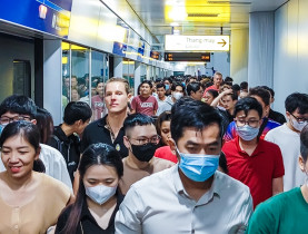  - Biển người tràn xuống các ga metro háo hức hướng vào trung tâm đón Giáng sinh