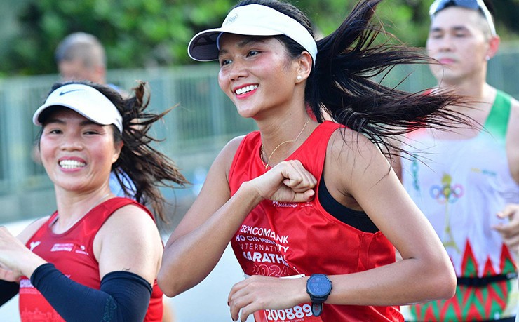 Ngọc Trinh, hoa hậu H&#39;Hen Nie cùng dàn người đẹp làm xôn xao marathon năm 2024 - 1