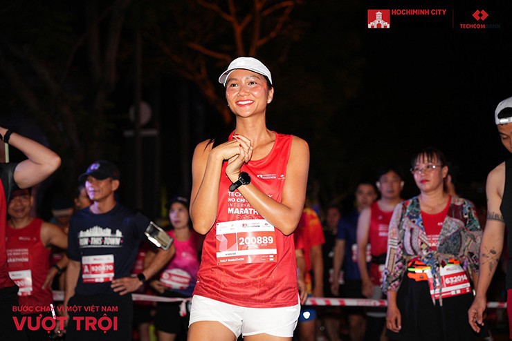 Ngọc Trinh, hoa hậu H&#39;Hen Nie cùng dàn người đẹp làm xôn xao marathon năm 2024 - 3