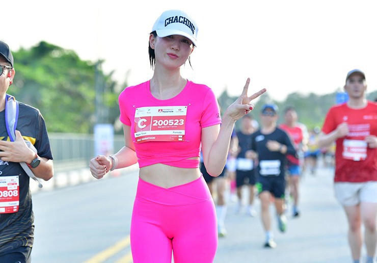 Ngọc Trinh, hoa hậu H&#39;Hen Nie cùng dàn người đẹp làm xôn xao marathon năm 2024 - 4
