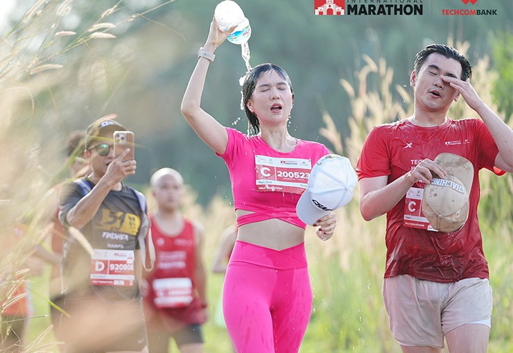 Ngọc Trinh, hoa hậu H&#39;Hen Nie cùng dàn người đẹp làm xôn xao marathon năm 2024 - 6