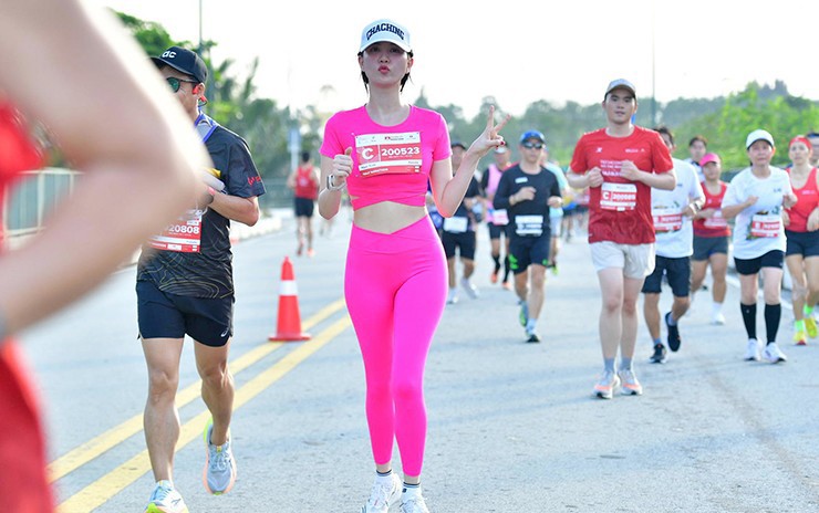 Ngọc Trinh, hoa hậu H&#39;Hen Nie cùng dàn người đẹp làm xôn xao marathon năm 2024 - 5