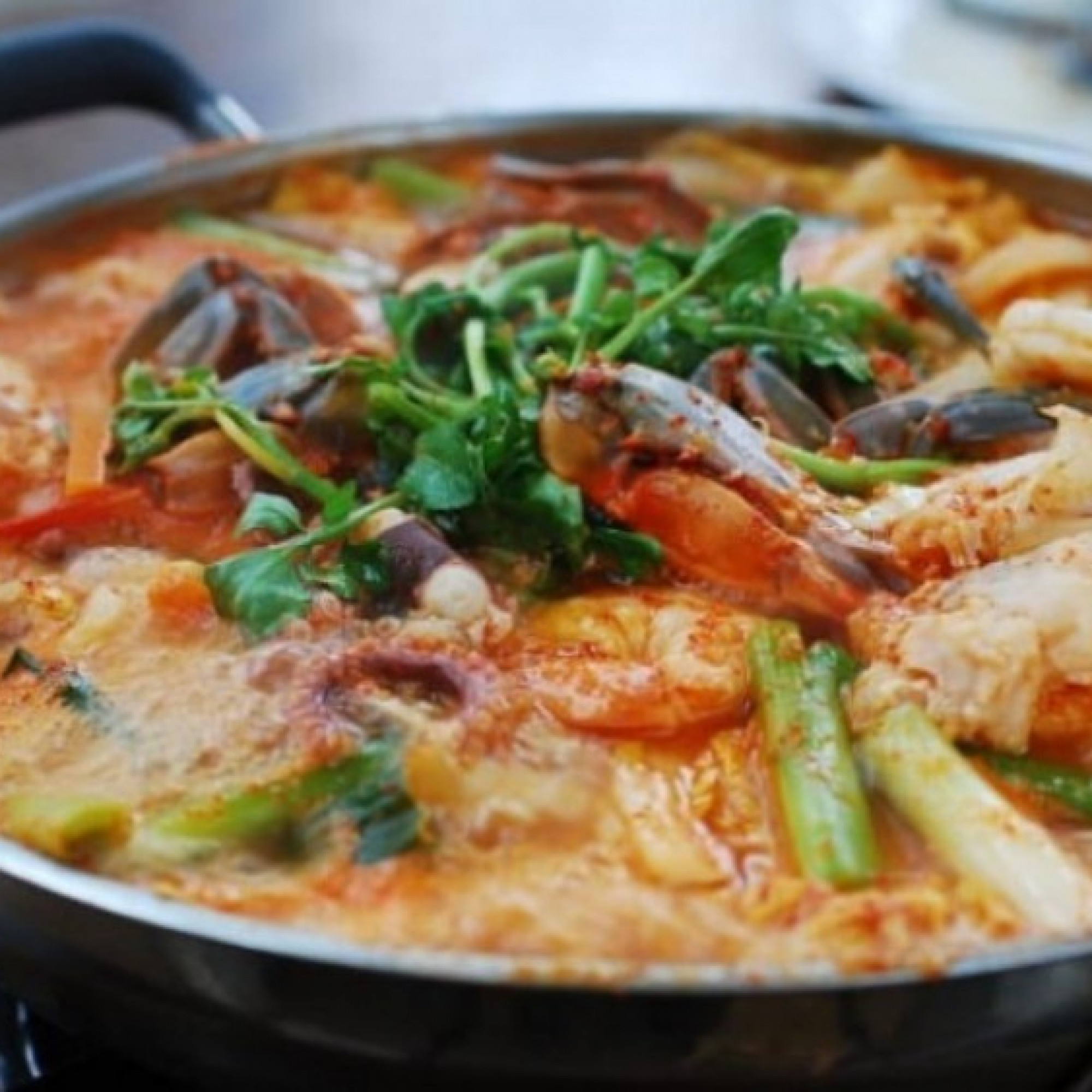 Cách làm lẩu hải sản thơm ngon, ấm bụng ngày đông