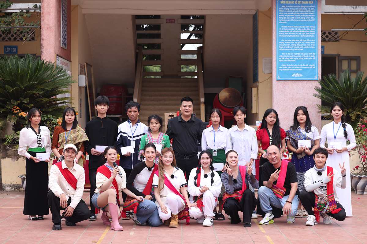 Ninh Dương Lan Ngọc, Tiến Luật cùng dàn nghệ sĩ "Biệt đội siêu sao" tặng quà học sinh Điện Biên - 3