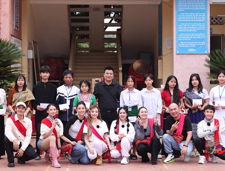 Ninh Dương Lan Ngọc, Tiến Luật cùng dàn nghệ sĩ “Biệt đội siêu sao“ tặng quà học sinh Điện Biên