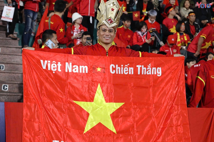 CĐV phủ kín khán đàn sân Việt Trì, tiếp lửa cho tuyển Việt Nam ở bán kết AFF Cup 2024 - 3