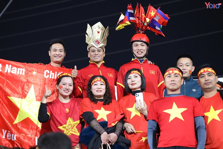 CĐV phủ kín khán đàn sân Việt Trì, tiếp lửa cho tuyển Việt Nam ở bán kết AFF Cup 2024 - 4