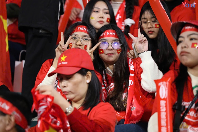 CĐV phủ kín khán đàn sân Việt Trì, tiếp lửa cho tuyển Việt Nam ở bán kết AFF Cup 2024 - 9