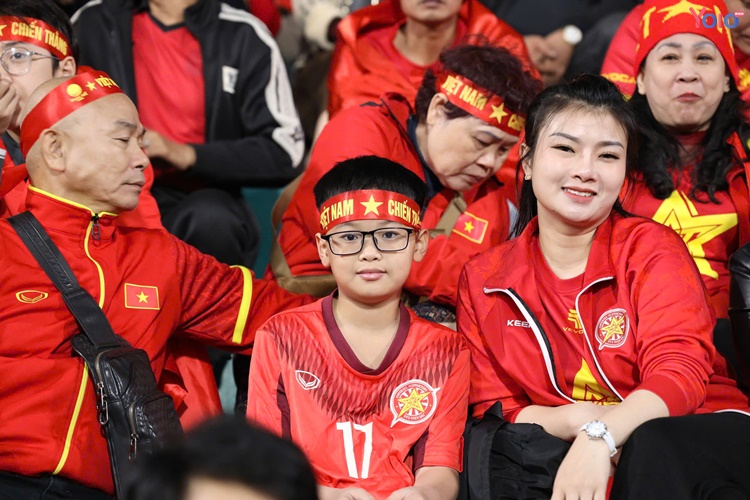 CĐV phủ kín khán đàn sân Việt Trì, tiếp lửa cho tuyển Việt Nam ở bán kết AFF Cup 2024 - 10