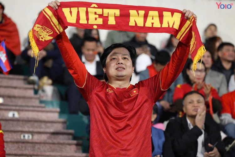 CĐV phủ kín khán đàn sân Việt Trì, tiếp lửa cho tuyển Việt Nam ở bán kết AFF Cup 2024 - 11