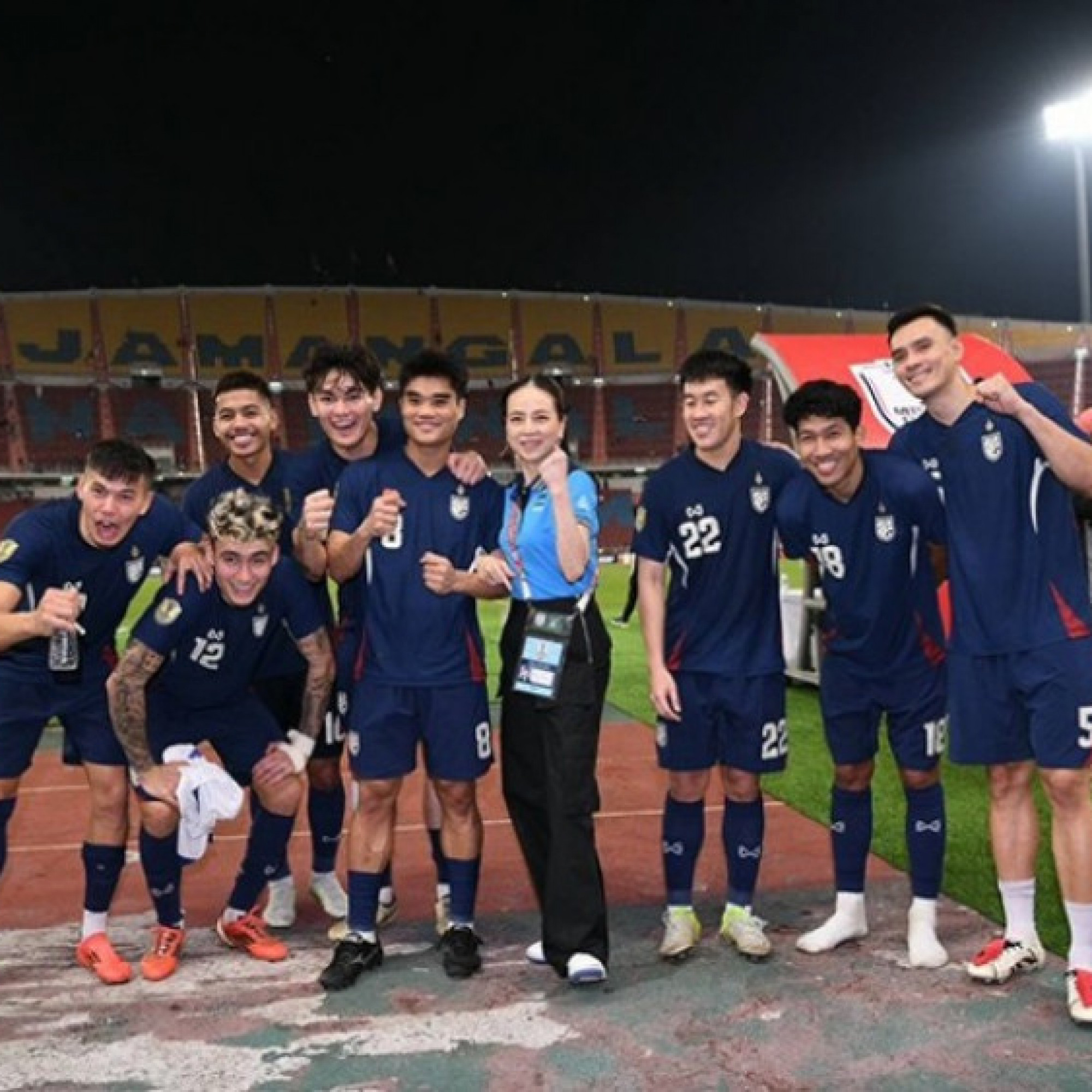  - Madam Pang cùng dàn sao Thái Lan ăn mừng tấm vé vào chung kết AFF Cup