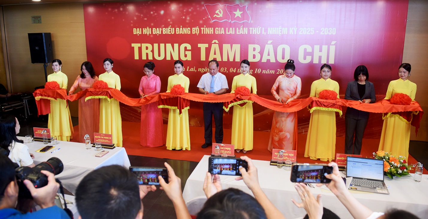 Khai trương Trung tâm báo chí phục vụ Đại hội Đại biểu Đảng bộ tỉnh Gia Lai lần thứ I - 1