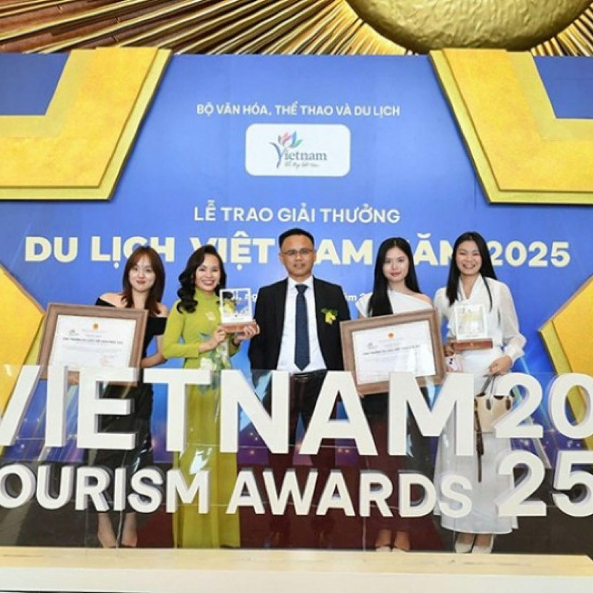  - Ưu đãi tưng bừng mừng Đất Việt Tour nhận 2 giải thưởng danh giá tại Lễ trao Giải thưởng Du lịch Việt Nam 2025
