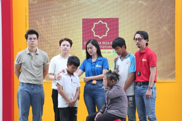 Lâm Vỹ Dạ, Đinh Mạnh Ninh và Bảo Hân nghẹn ngào trước hoàn cảnh cô bé bị suy tuyến yên, học lớp 8 nhưng chỉ nặng 15kg - 5