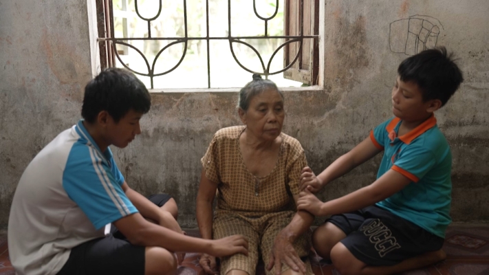 Lâm Vỹ Dạ, Đinh Mạnh Ninh và Bảo Hân nghẹn ngào trước hoàn cảnh cô bé bị suy tuyến yên, học lớp 8 nhưng chỉ nặng 15kg - 6