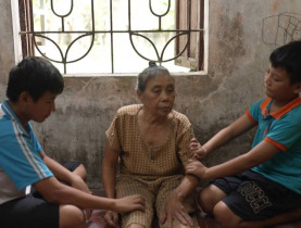  - Lâm Vỹ Dạ, Đinh Mạnh Ninh và Bảo Hân nghẹn ngào trước hoàn cảnh cô bé bị suy tuyến yên, học lớp 8 nhưng chỉ nặng 15kg