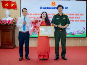  - Tặng bằng khen cho người dân có nghĩa cử cao đẹp trong bão số 10
