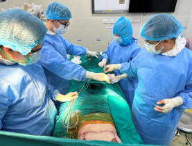  - Ca phẫu thuật hơn 7 tiếng cứu bệnh nhân HIV gặp biến chứng khi thẩm mỹ tại cơ sở 'chui'