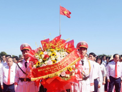 Chuyển động - Dâng hoa tri ân Chủ tịch Hồ Chí Minh ở phố biển Gia Lai