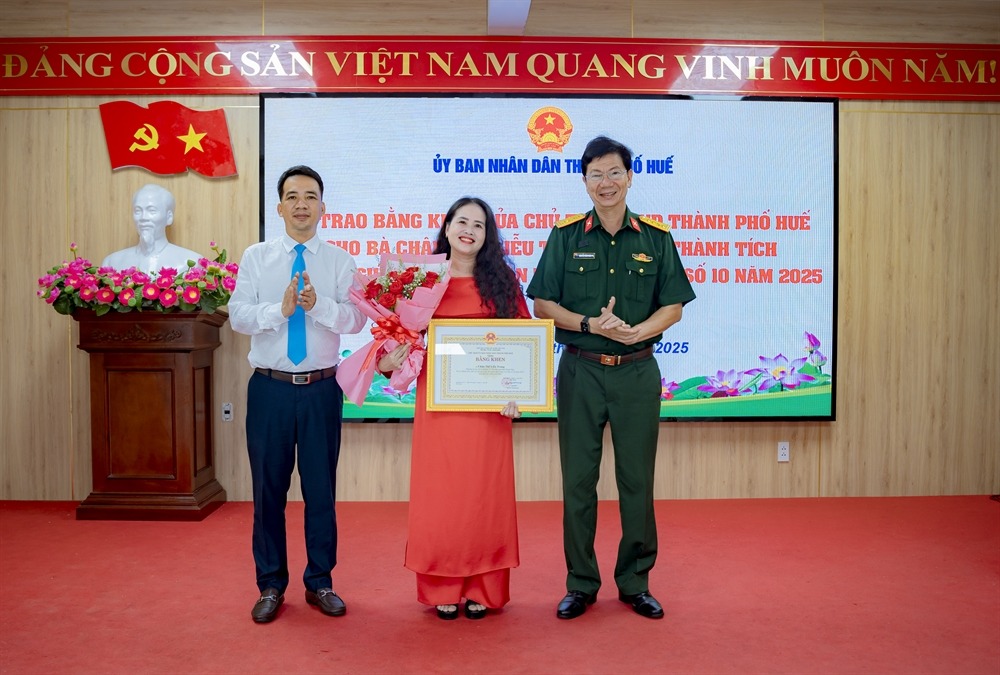 Tặng bằng khen cho người dân có nghĩa cử cao đẹp trong bão số 10 - 1