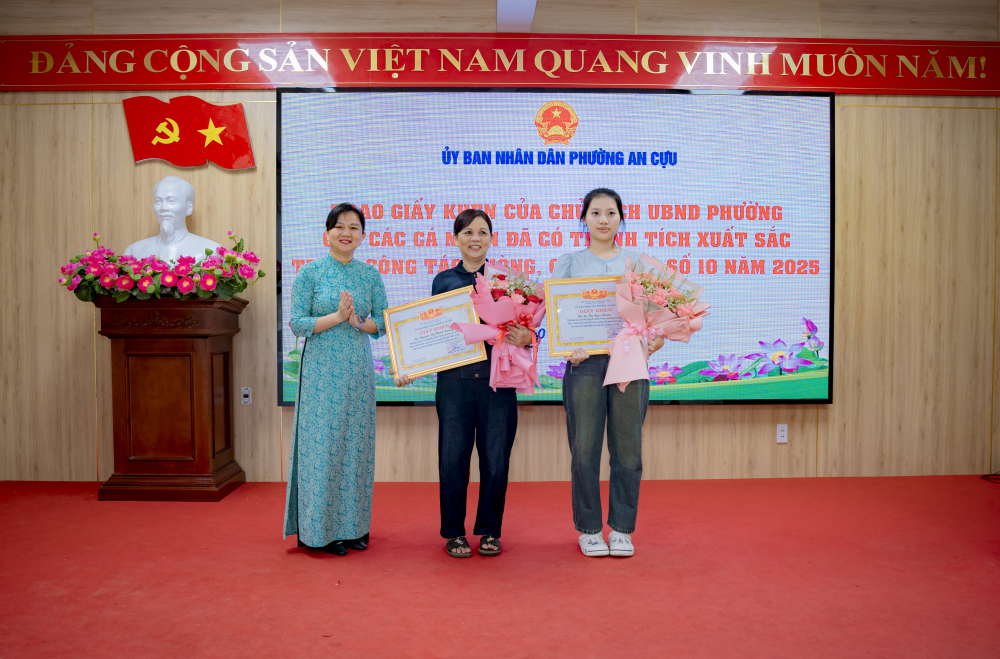 Tặng bằng khen cho người dân có nghĩa cử cao đẹp trong bão số 10 - 2