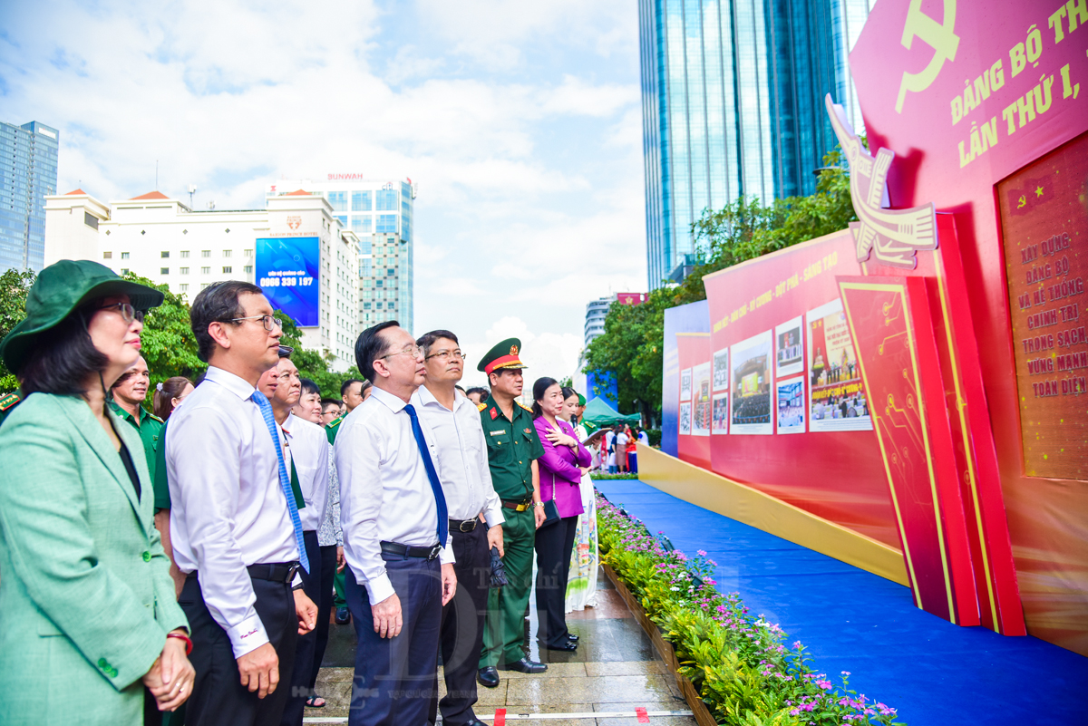 TP.HCM khai mạc triển lãm ảnh chào mừng Đại hội Đảng bộ lịch sử - 1