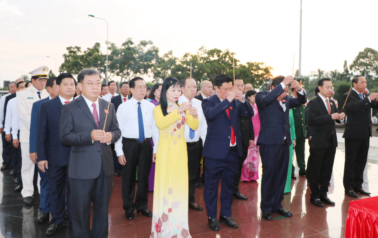 Đoàn đại biểu dự Đại hội Đảng bộ tỉnh An Giang viếng Nghĩa trang liệt sĩ - 1
