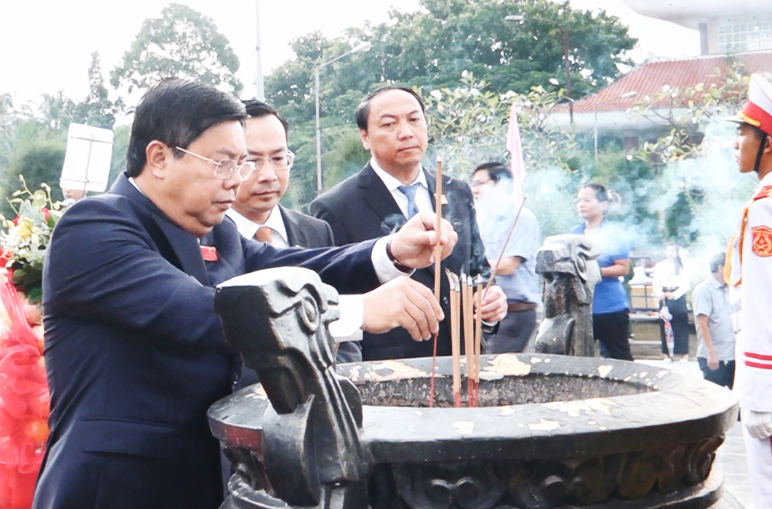 Đoàn đại biểu dự Đại hội Đảng bộ tỉnh An Giang viếng Nghĩa trang liệt sĩ - 2