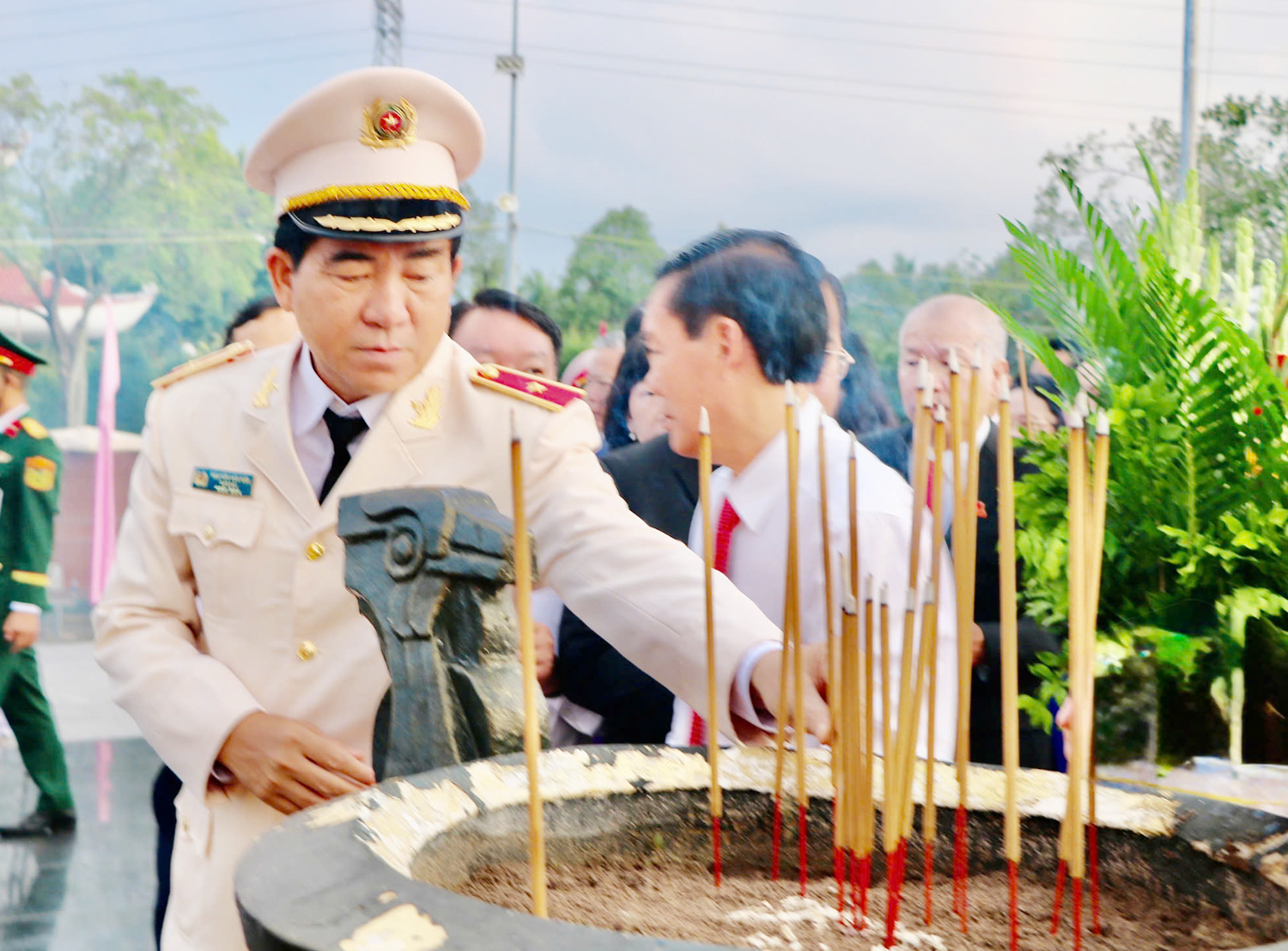 Đoàn đại biểu dự Đại hội Đảng bộ tỉnh An Giang viếng Nghĩa trang liệt sĩ - 3