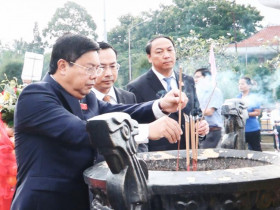  - Đoàn đại biểu dự Đại hội Đảng bộ tỉnh An Giang viếng Nghĩa trang liệt sĩ