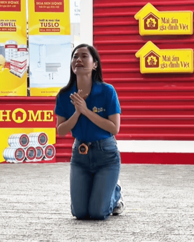 Lâm Vỹ Dạ quỳ gối xin suất sửa nhà cho bé gái lớp 7 mồ côi cha trong “Mái ấm gia đình Việt” - 4