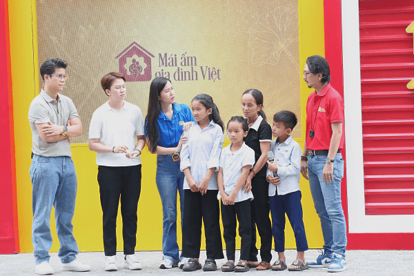 Lâm Vỹ Dạ quỳ gối xin suất sửa nhà cho bé gái lớp 7 mồ côi cha trong “Mái ấm gia đình Việt” - 2
