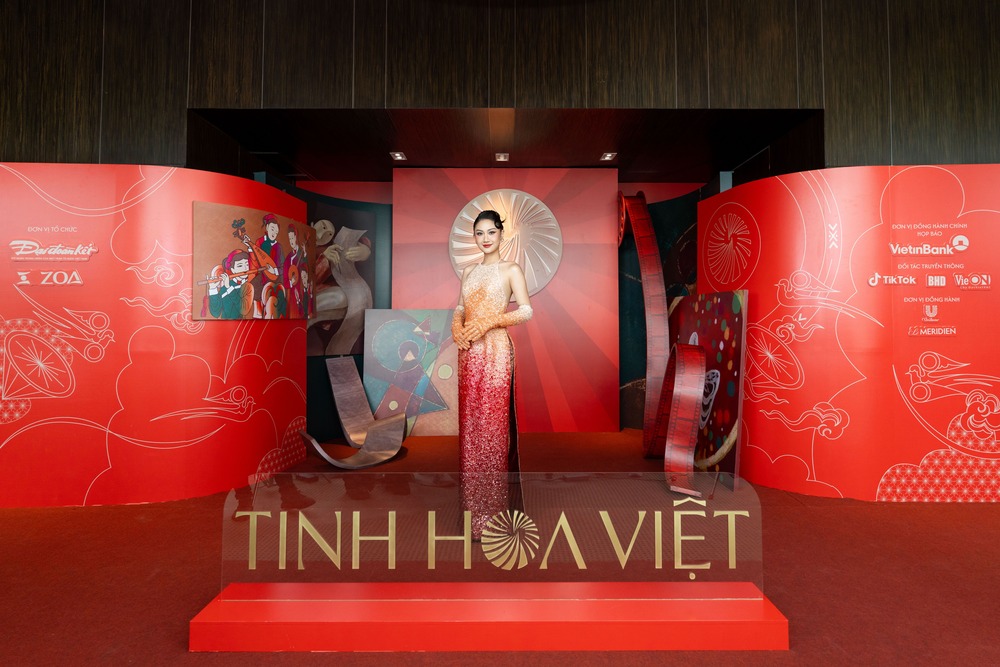 Midu diện áo dài đọ sắc Hoa hậu Phương Linh, Hà Trúc Linh tại họp báo ra mắt Giải thưởng Tinh Hoa Việt - 2