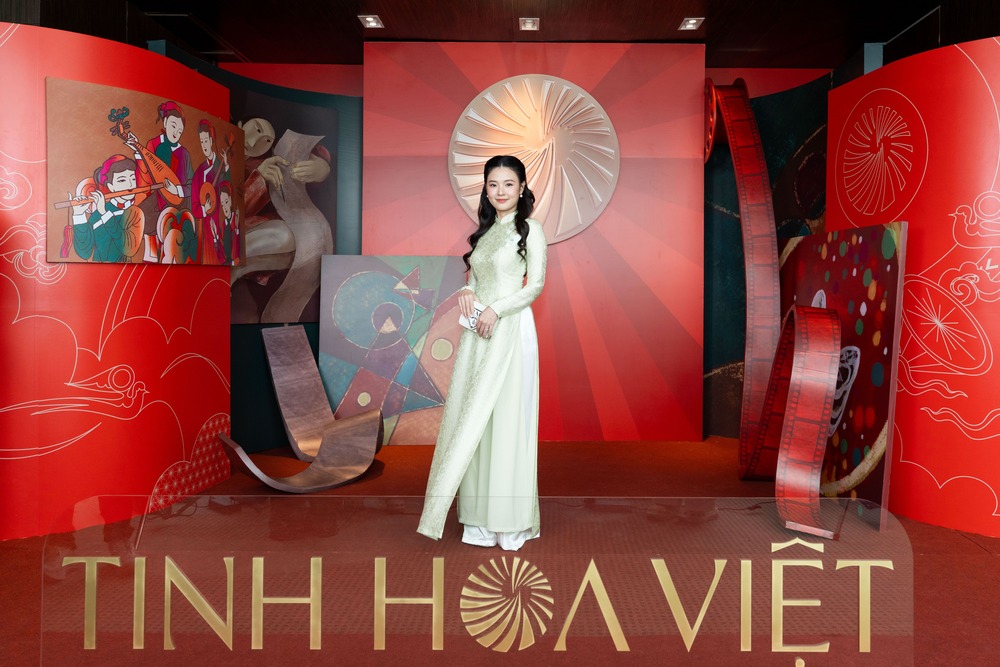 Midu diện áo dài đọ sắc Hoa hậu Phương Linh, Hà Trúc Linh tại họp báo ra mắt Giải thưởng Tinh Hoa Việt - 1