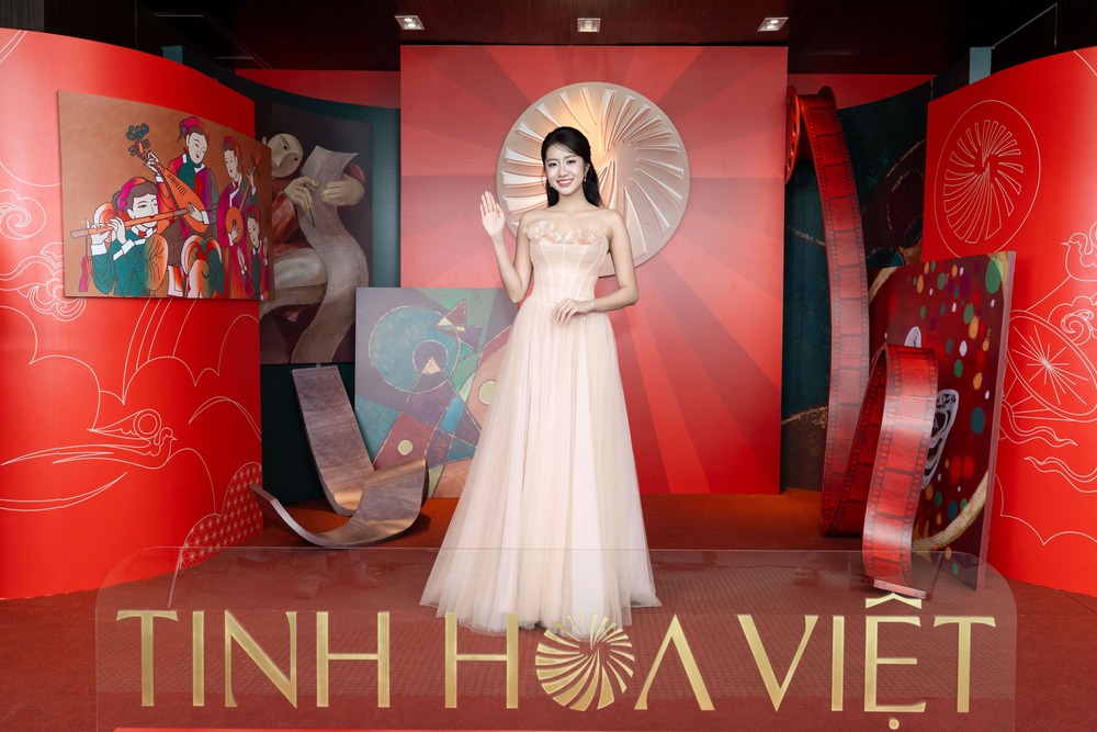 Midu diện áo dài đọ sắc Hoa hậu Phương Linh, Hà Trúc Linh tại họp báo ra mắt Giải thưởng Tinh Hoa Việt - 3