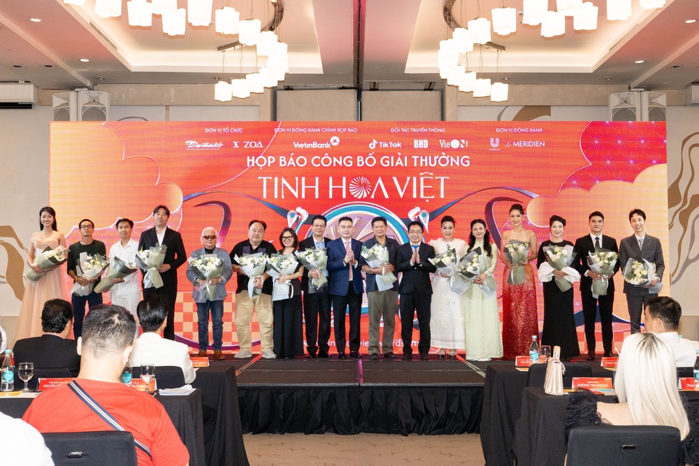 Midu diện áo dài đọ sắc Hoa hậu Phương Linh, Hà Trúc Linh tại họp báo ra mắt Giải thưởng Tinh Hoa Việt - 4