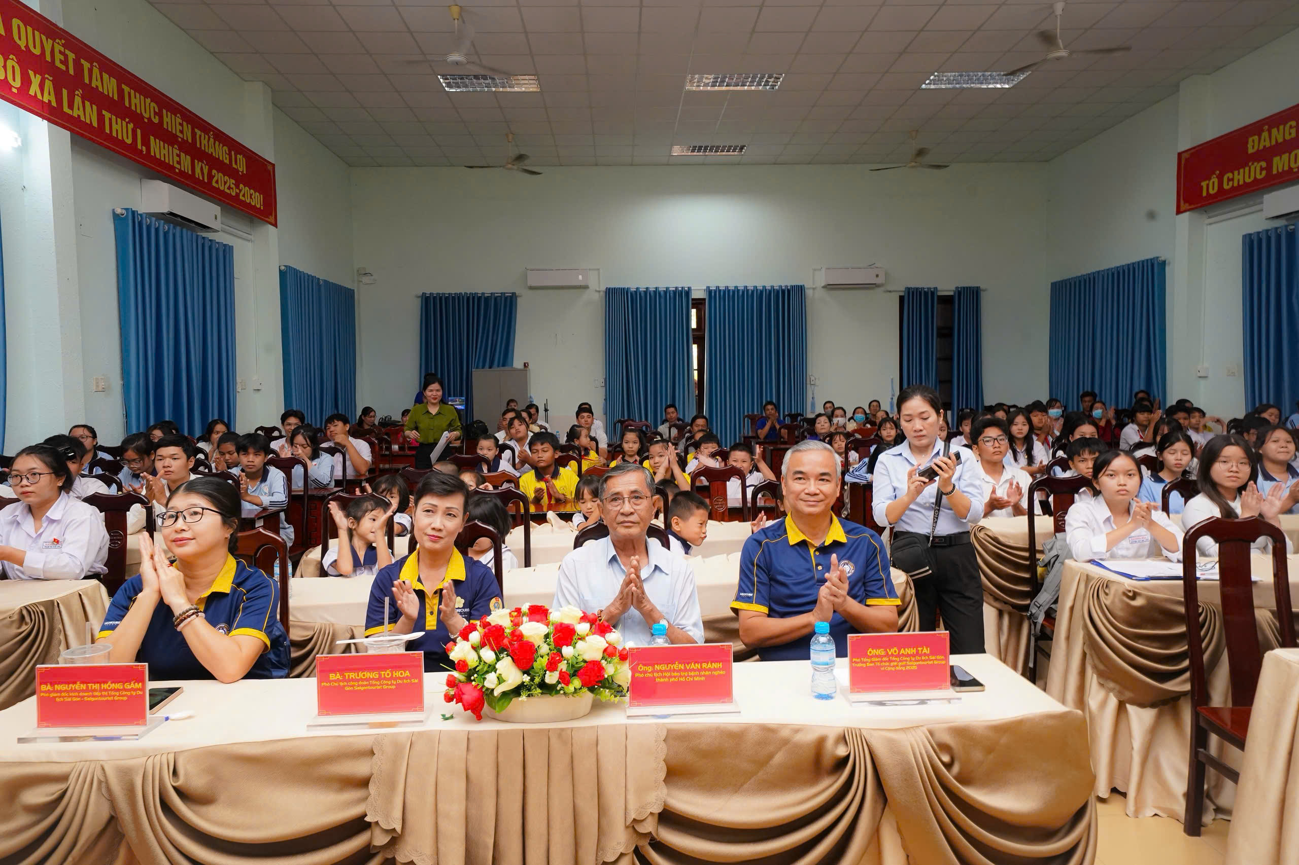 Saigontourist Group trao 750 suất học bổng cho học sinh khó khăn - 4